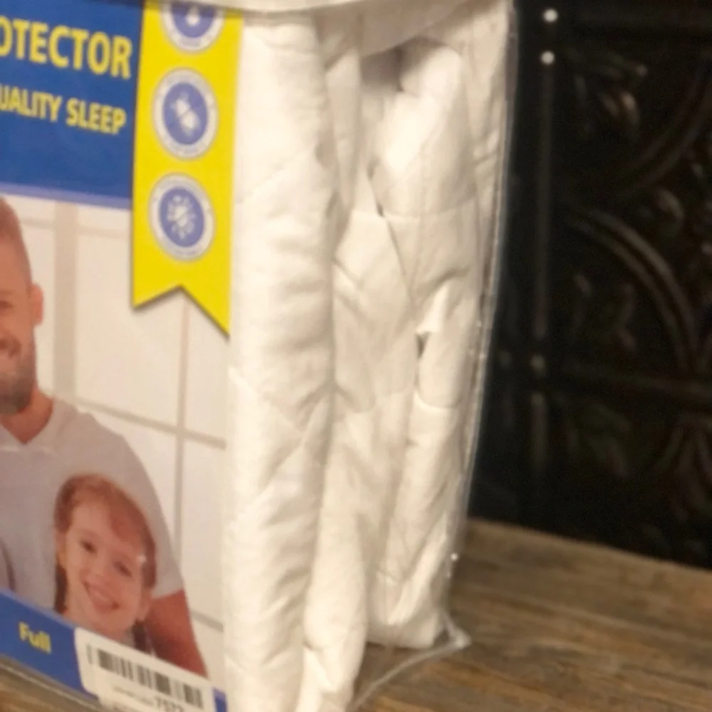 NWT Full size waterproof quilted mattress cover